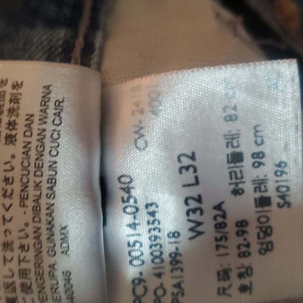 Levi's - Picture 2 of 3
